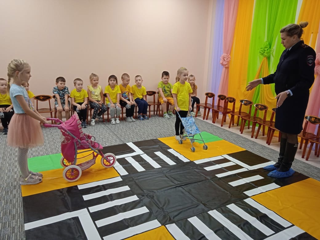 Воспитанникам  детского сада «Улыбка» п. Ильинское  рассказали о правилах дорожного движения.
