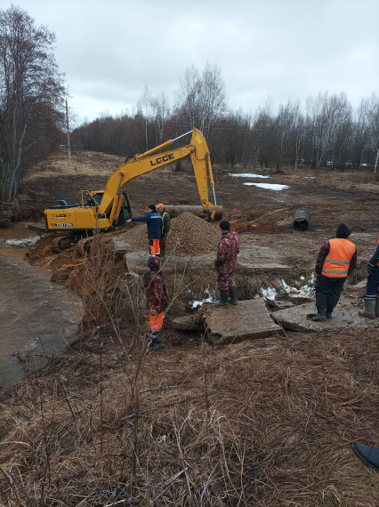 Начаты работы по восстановлению трубопереезда через реку Ярцевка.