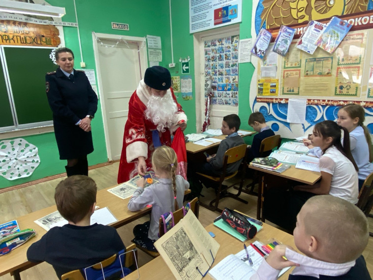 «Полицейский Дед Мороз» приехал к детям в Щенниковскую школу Ильинского района.